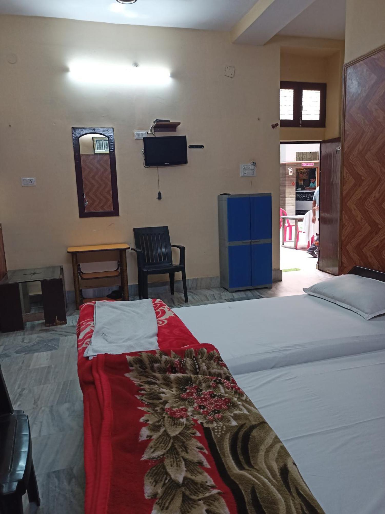 Teerth Pensión Varanasi Exterior foto