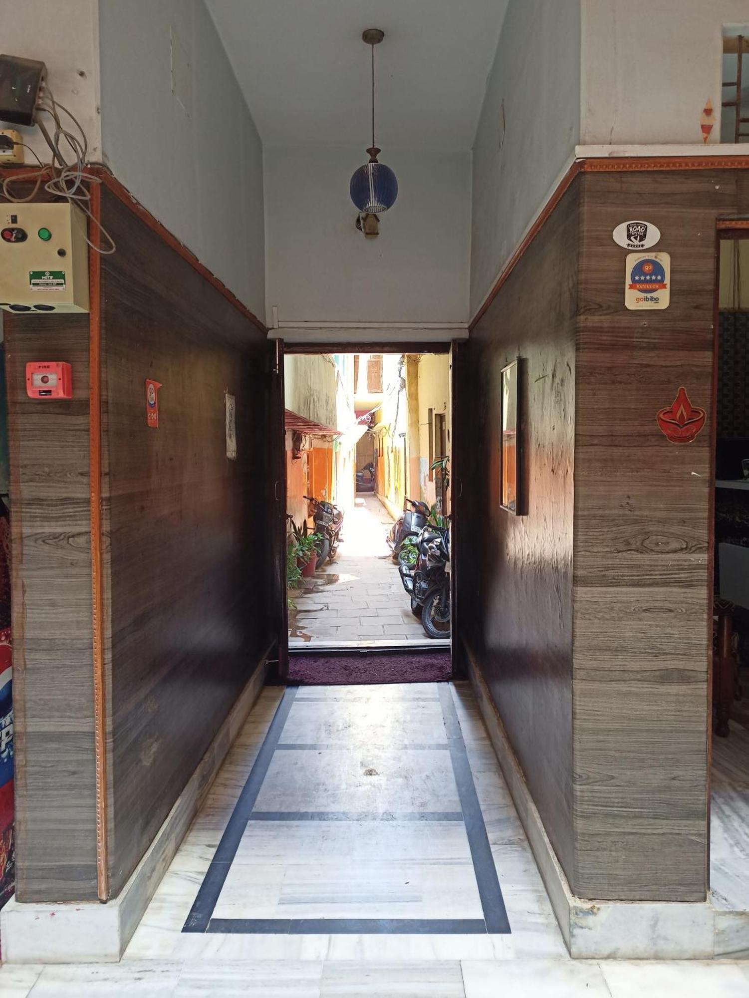Teerth Pensión Varanasi Exterior foto
