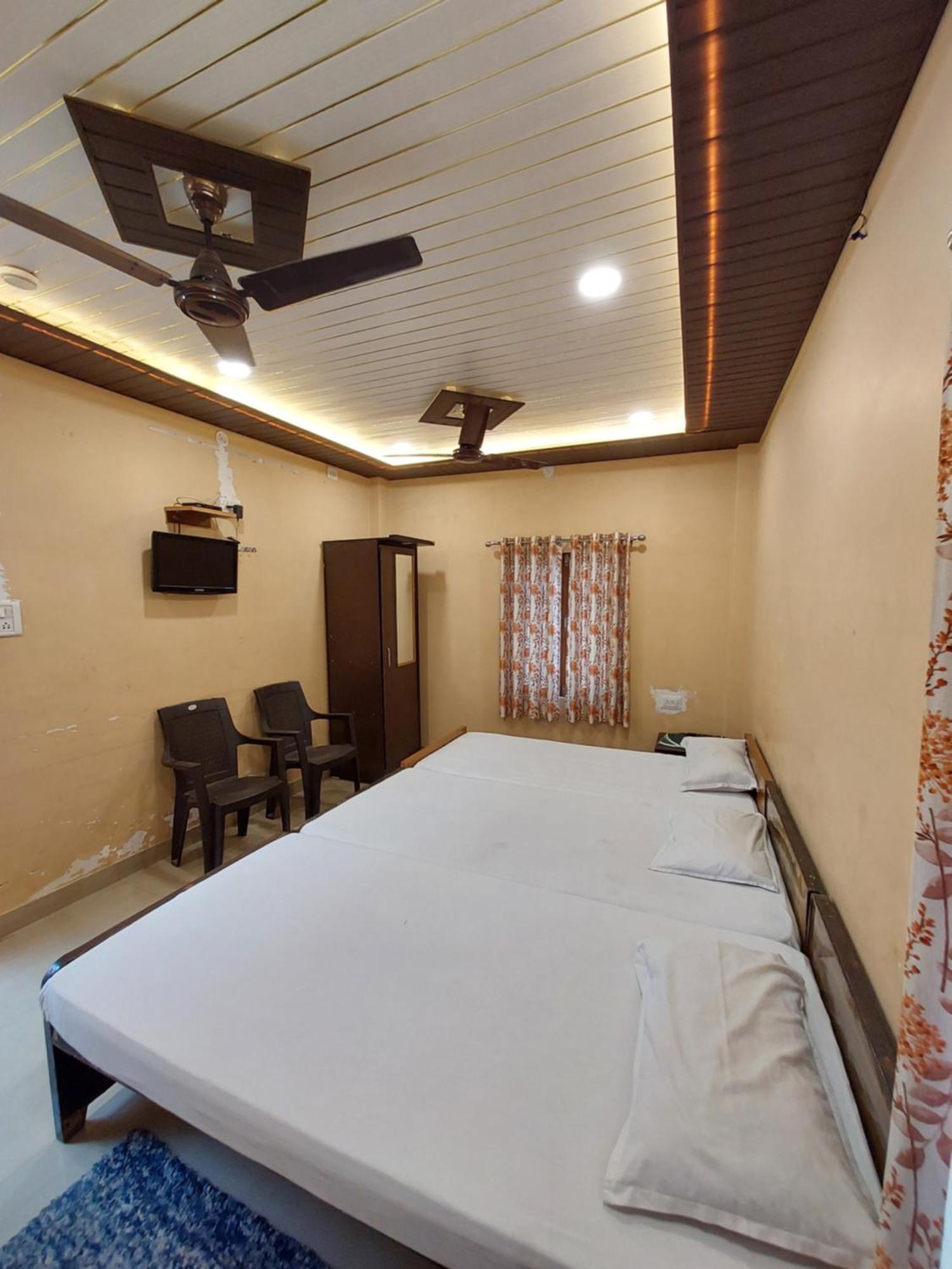 Teerth Pensión Varanasi Exterior foto
