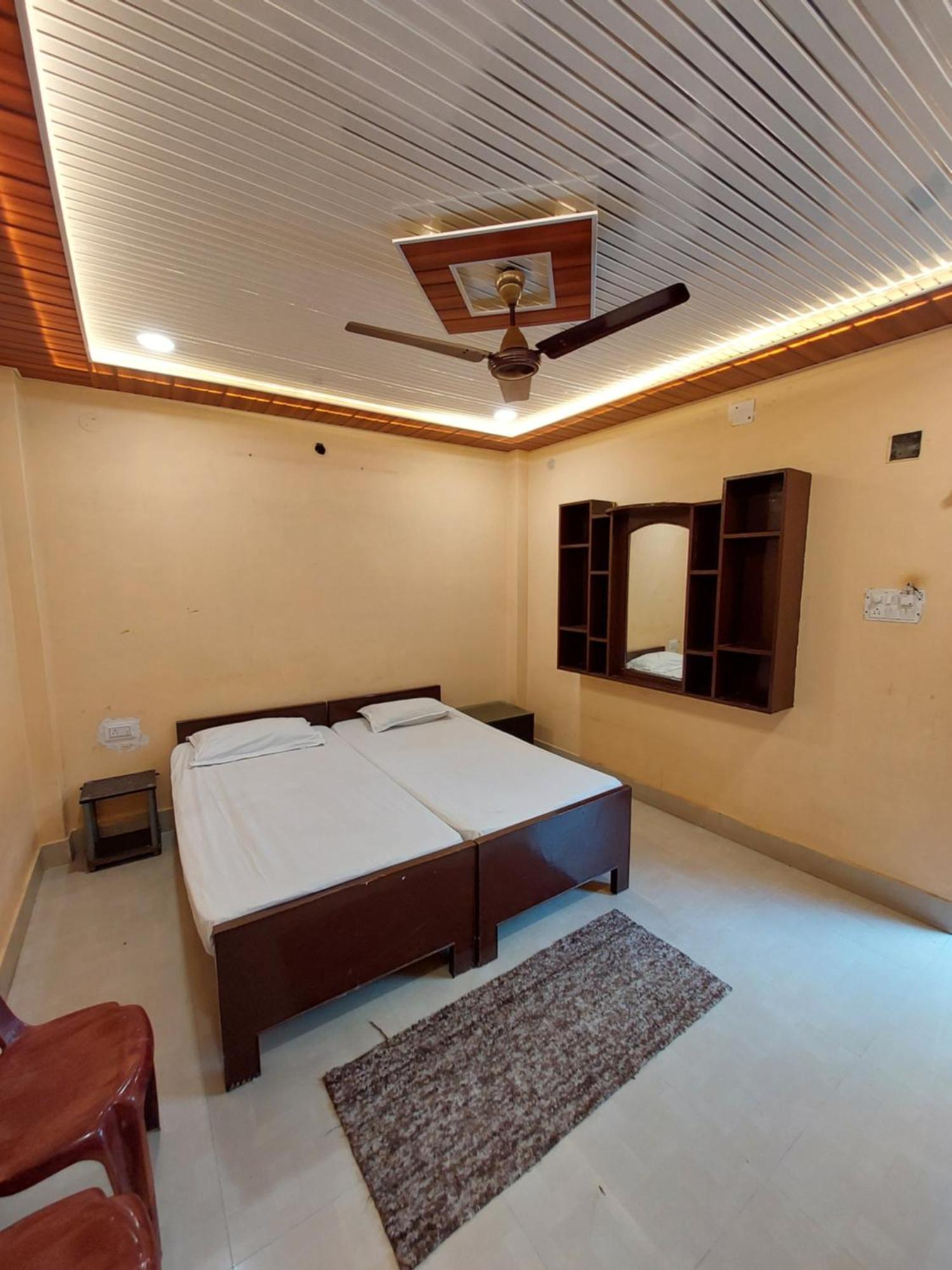 Teerth Pensión Varanasi Exterior foto