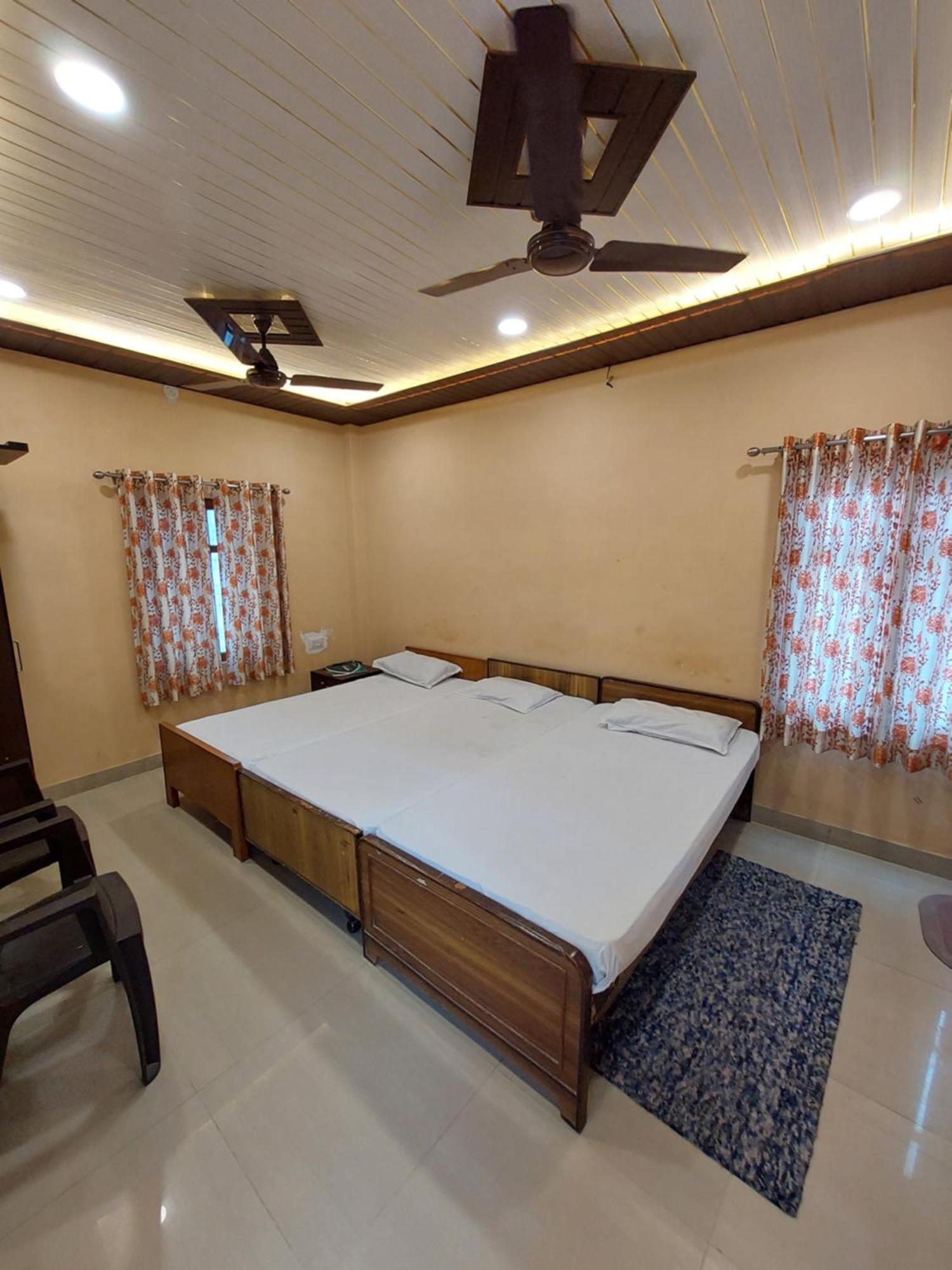 Teerth Pensión Varanasi Exterior foto