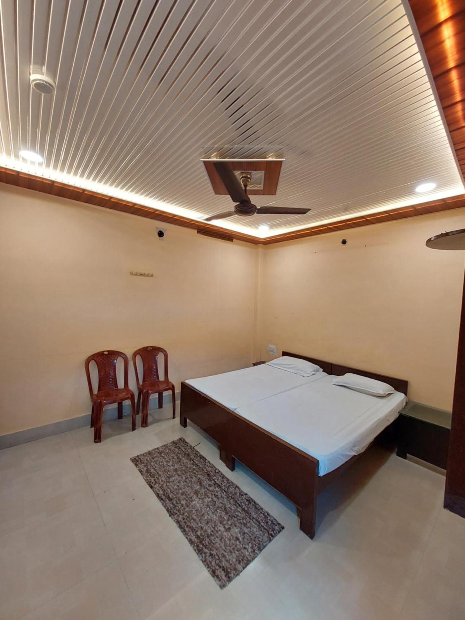 Teerth Pensión Varanasi Exterior foto
