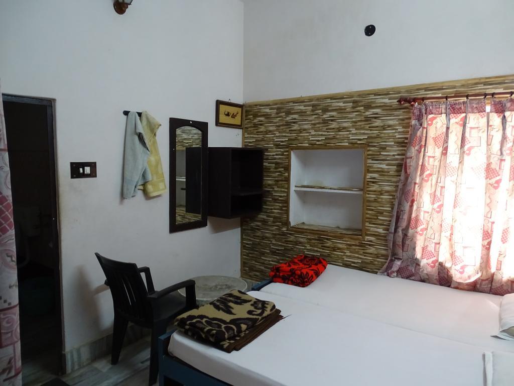 Teerth Pensión Varanasi Habitación foto